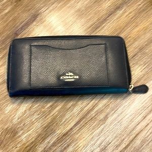 Coach Zippy Wallet. Like new.